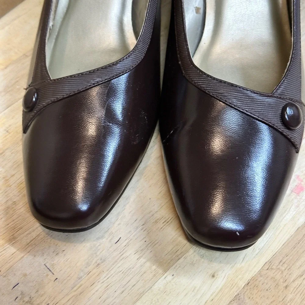Soft Style Pumps Women 9.5 Brown Button Trim Block Heel H70436 Excellent